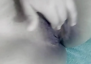 Puta arrecha masturbándose desnuda chupando sus jugos después de correrse