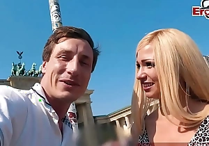 Junge deutsche Blondine mit natürlichen Titten beim Sextreffen