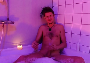 Jondalar enjoying himself in the bath