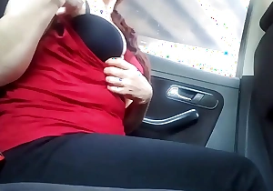 Provocative and hot, she wanted to warm up the uber driver to invite him to the hotel