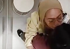 Gadis jilbab sange mesum diruang ganti