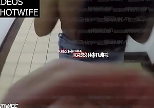 Kriss Hotwife Safada Se Exibindo e Mostrando Os Peitos No Elevador Disgorge an end Hotel