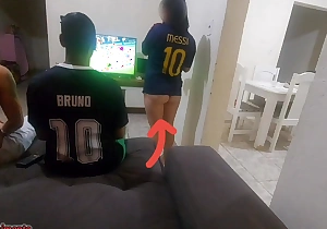 fiz sexo com amigo do meu marido por causa de uma aposta, fiquei com tesão e acabei fazendo DP com os dois