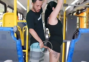 ABSURDO EM PUBLICO NO ÔNIBUS homem da esfrega o pau na morena ate gozar na sua bunda e vestido