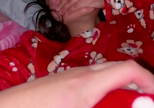 Visito a la SOBRINA de mi esposa en su cuarto y ASÍ de FÁCIL la agarro acostadita en su Cama
