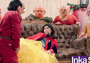 Blanca Nieves se pierde en el bosque y es follada por los 7 enanos.