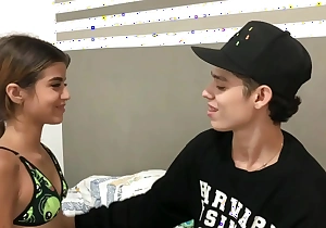 Besos calientes y lamidas de tetas para una pequeña chica HISTORIA COMPLETA